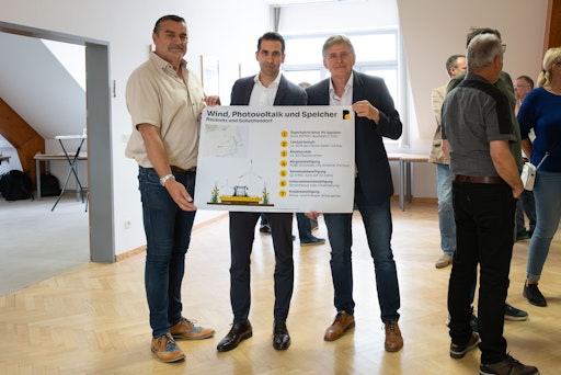 Bildunterschrift vlnr: Bürgermeister Rechnitz Martin Kramelhofer,
CEO Burgenland Energie Stephan Sharma, Bürgermeister Schachendorf
Robert Marlovits