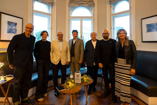 Gruppenbild nach dem Talk mit Moderator Martin Traxl, Speakern
(Thomas Feichtner, Boris Podrecca, Matias del Campo), den Gastgebern
von Lights of Vienna Alexander Oborny, und Sabine Mitterbacher, und
Kreativagentur Ulrike Tschabitzer-Handler