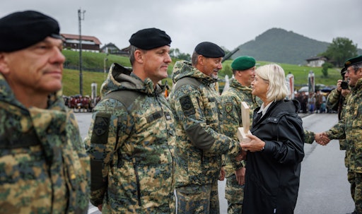 Verteidigungsministerin Klaudia Tanner übergibt die
Auszeichnungen für die besten werbenden Verbände in Österreich