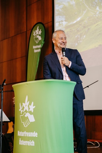 Vorschau Bild von Andreas Schieder wurde mit 98,1% Prozent Zustimmung erneut zum
Vorsitzenden der Naturfreunde Österreich gewählt