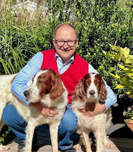 Tierschutz-Landesrat Mag. Martin Winkler gemeinsam mit den beiden Irish Red and White Setter Enja und Luna. (Fotograf: privat; Bildrechte: privat)
