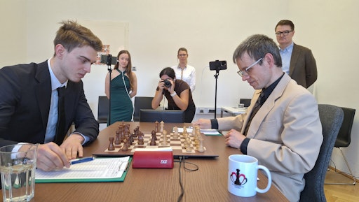 Vorschau Bild von GM Felix Blohberger und GM David Navara zu Beginn der
Schlussrunde.
