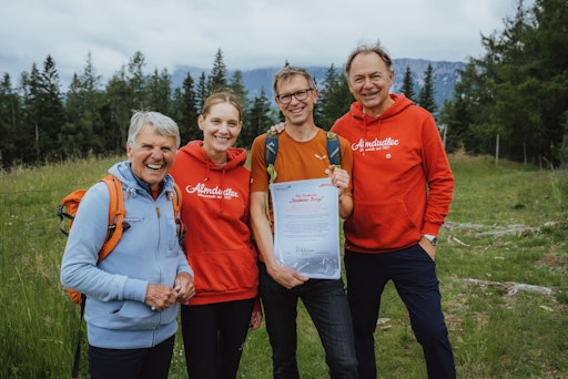 v.l.n.r. Peter Habeler (Alpinlegende), Lara Klein (Almdudler
Marketing & Eigentümerfamilie), Johannes Staud (Generalsekretär
Öster.Alpenverein & Gerhard Schilling (Geschäftsführer Almdudler)