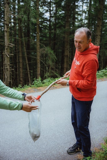 Vorschau Bild von Almdudler Geschäftsführer Gerhard Schilling beim Müll Einsammeln
bei der Aktion Saubere Berge