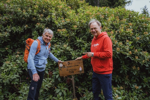 Vorschau Bild von Peter Habeler (Alpinlegende) und Gerhard Schilling (Almdudler
Geschäftsführer) mit größte nund ältesteste nRhododendron Europas
auf der Speckbacherhütte, den vor knapp 100 Jahren Nathaniel
Rothschild aus dem Himalaya mitgebracht hat. Seit dem ist die
Pflanze am Kreuzberg in NÖ heimisch.