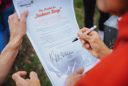Vorschau Bild von Das Manifest der „Sauberen Berge“ wurde bei der Wanderung
unterschrieben