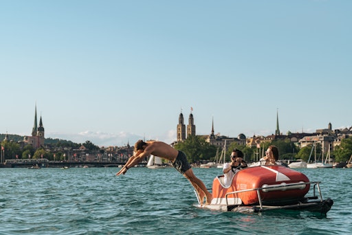 Vorschau Bild von Kopfsprung vom Tretboot in den Zürichsee, Zürich