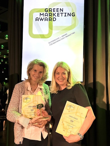 Alexandra Gruber (Die Tafel Österreich, li.) und Erika
Geier-Tschernig (Geier. Die Bäckerei) mit dem Green Marketing Award