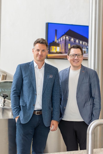 Vorschau Bild von V. l. n. r.: Matthias Zwittag (Geschäftsführer SIWA Online GmbH)
und Mag. (FH) Paul Steininger (Geschäftsführer Freistädter Bier) in
der Freistädter Brauerei.