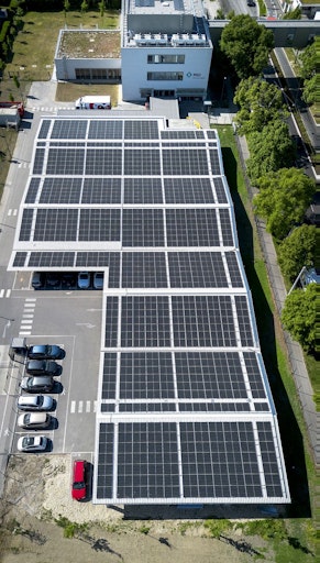  Auf 2.300 m² entsteht erneuerbare Energie dort, wo bisher
ausschließlich Fahrzeuge parkten.