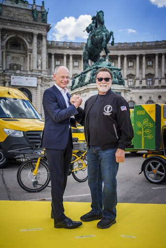 Vorschau Bild von v.l.: Post-Generaldirektor Walter Oblin mit Arnold Schwarzenegger