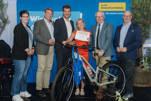 Vorschau Bild von v.l.n.r. Nadine Spitzbart, Abfallberaterin des Wirtschaftshofes
Klosterneuburg; Thomas Pöll, Abfallberater des Wirtschaftshofes
Klosterneuburg; Christian Macho, Präsident der NÖ Umweltverbände;
Agota Pichler, Gewinnerin aus dem Verbandsgebiet des
Wirtschaftshofes Klosterneuburg; Stephan Pernkopf,
LH-Stellvertreter; Thomas Kasper Obmann der Wirtschaftskammer
Österreich für den Fachverband Entsorgungs- und
Ressourcenmanagement(c)SophieNaglBalber