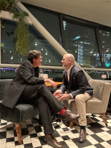 Vorschau Bild von Clar Gallistl (Co-Vorsitz Pride Biz Austria, links) und Lukas
Burian (Präsident Pride Biz Austria, rechts)