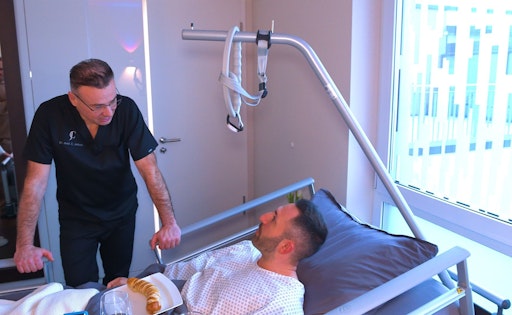  Dr. Christoph Jethon, Plastischer und Ästhetischer Chirurg und
Fabio De Pasquale, Patient. Urheber: Webertainment // Weiterer Text
über ots und www.presseportal.de/nr/182760 / Die Verwendung dieses
Bildes für redaktionelle Zwecke ist unter Beachtung aller
mitgeteilten Nutzungsbedingungen zulässig und dann auch honorarfrei.
Veröffentlichung ausschließlich mit Bildrechte-Hinweis.