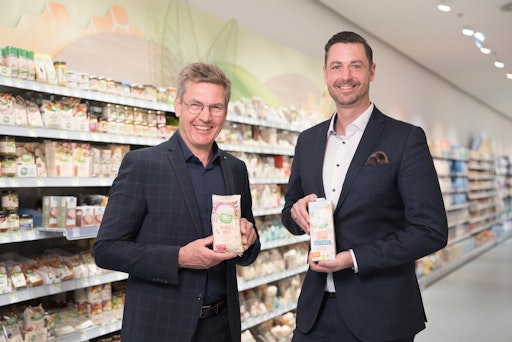 Mit der Kombination aus gesetzlicher Steuersenkung und
zusätzlichen Preisanpassungen setzt dm ein Zeichen für eine
Ernährungsweise, die Gesundheit, Nachhaltigkeit und Vielfalt
verbindet. Im Bild: Thomas Köck, Geschäftsführer dm Österreich (li.)
und Christian Freischlager, Ressortleiter Marketing & Einkauf und
Mitglied der dm Geschäftsleitung