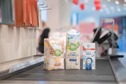 Mit der Kombination aus gesetzlicher Steuersenkung und
zusätzlichen Preisanpassungen setzt dm ein Zeichen für eine
Ernährungsweise, die Gesundheit, Nachhaltigkeit und Vielfalt
verbindet. Im Bild: Thomas Köck, Geschäftsführer dm Österreich (li.)
und Christian Freischlager, Ressortleiter Marketing & Einkauf und
Mitglied der dm Geschäftsleitung