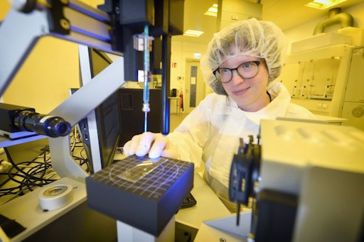  Eva Melnik, Molecular Diagnostics Sensor Expertin, im Reinraum
