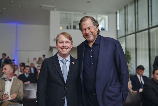 Vorschau Bild von Marc Benioff und US-Botschafter Art Fisher