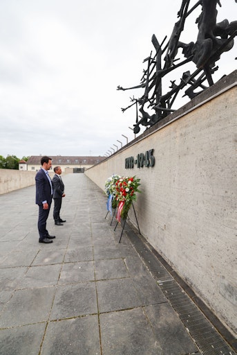 Bildungsminister Christoph Wiederkehr und Martin Wunsch, Amtschef
im Bayerischen Staatsministerium für Unterricht und Kultus, beim
Besuch der KZ-Gedenkstätte Dachau