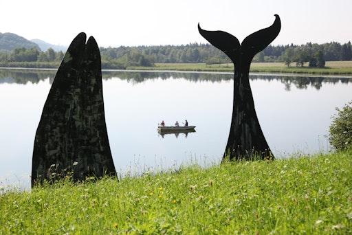Heratinger See im Bereich Ibmer Moor mit Kunstinstallation