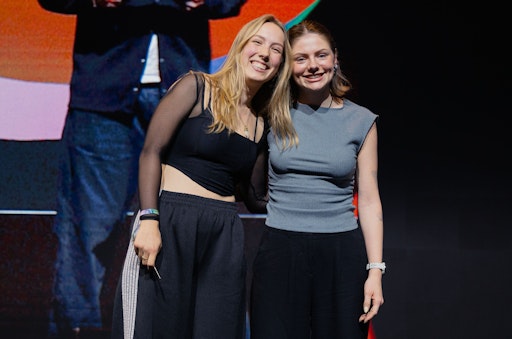 Vorschau Bild von Juliane Steiner und Luisa Mistelberger freuen sich über einen
Gold- und einen Silbernagel für ihren Social Awareness Spot „BINGO“.