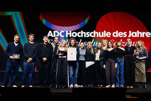 Mit elf ADC Nägeln sicherte sich die Fachhochschule Salzburg den
Titel „Kreativhochschule des Jahres“. Im Bild die ausgezeichneten
Studierenden der FH Salzburg bei der ADC Talent Award Show in
Hamburg.
