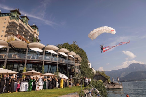 Vorschau Bild von Eröffnung des Red Carpet anlässlich der scalaria Living Legends
of Aviation Award Gala mit spektakulärer Show.