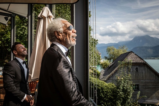 Vorschau Bild von Dass es Morgan Freeman immer wieder an den Wolfgangsee zieht,
kommt nicht von ungefähr. Den Star, den die Welt aus Klassikern wie
Die Verurteilten, Sieben oder Million Dollar Baby kennt, verbindet
längst eine Freundschaft mit dem event resort am See: Als
passionierter Pilot und seinerseits eine Living Legend of Aviation
war er bereits 2022 Gastgeber der Verleihung.