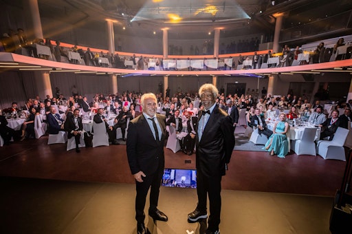 Vorschau Bild von Hollywood-Star Morgan Freeman mit Living Legend Iren Dornier bei
der scalaria Living Legends of Aviation Award Ceremony 2022 im DO-X
Teatro des event resorts scalaria
