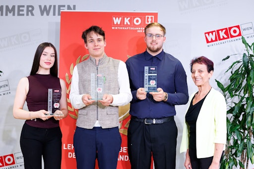 Vorschau Bild von V.l.: Juliane Von Knorring (Juweliere Ellert GmbH & Co KG),
Tobias Dolezal (Kellner & Kunz AG), Antonio Bornaz (Spar
Österreichische Warenhandels-AG), Handels-Obfrau Margarete Gumprecht
