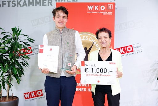Handelsobfrau Margarete Gumprecht (r.) mit Tobias Dolezal, Wiener
„Junior Sales Champion“ 2026