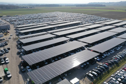 Vorschau Bild von Herzstück des Projekts ist eine Photovoltaik-Carportanlage mit
rund 1.900 überdachten Stellplätzen und einer Gesamtleistung von
etwa 6,6 MWp. Im Bild: eine Teilansicht der Anlage.