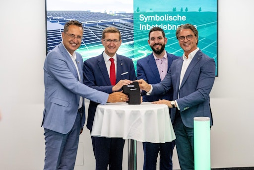 Freuen sich über die offizielle Fertigstellung und Eröffnung der
größten Carport-Photovoltaikanlage Österreichs (v. l. n. r.):
Bürgermeister Max Oberleitner, Markus Achleitner, Wirtschafts- und
Energie-Landesrat des Landes Oberösterreich, Johannes Alexander
Hödlmayr, CEO der Hödlmayr International GmbH, sowie Robert Horvath,
CFO der Hödlmayr International GmbH.
