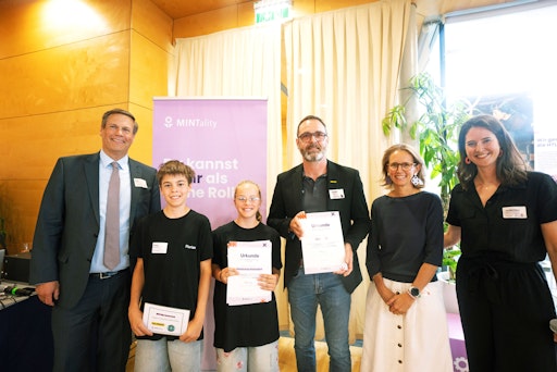 Vorschau Bild von Klasse übernimmt Urkunde von Therese Niss (Gründerin und
Vorständin MINTality Stiftung) und Peter Aufreiter (Direktor TMW)