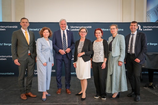 v.l.n.r.: Vizerektor für Lehre und Internationales Thomas
Prohaska, Vizerektorin für Marketing und Stakeholder Management
Christina Holweg, Rektor Peter Moser, Univ.-Prof. Dr. Barbara
Stelzl-Marx (Leiterin des Ludwig Boltzmann Instituts), Dr. Katharina
Bergmann-Pfleger, Vizerektorin für Finanzen und Infrastruktur
Manuela Raith und Vizerektor für Forschung und Nachhaltigkeit Helmut
Antrekowitsch.