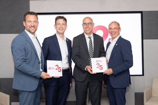 Die Geschäftsführer der ENERGIEALLIANZ Austria Thomas Torda
(li.), Herwig Hauenschild (2.v.li.) mit Wirtschaftsforscher Prof.
Dr. Gabriel Felbermayr (2.v.re.) und ENERGIEALLIANZ Geschäftsführer
Thomas Pucharski (re.)