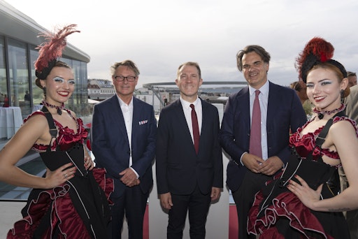 Vorschau Bild von Hans-Peter Wipplinger (Direktor Leopold Museum) und Moritz
Stipsicz (Kaufm. Dir. Leopold Museum), S.E. Botschafter Matthieu
Peyraud (Französischer Botschafter in Österreich) mit
Cancan-Tänzerinnen
