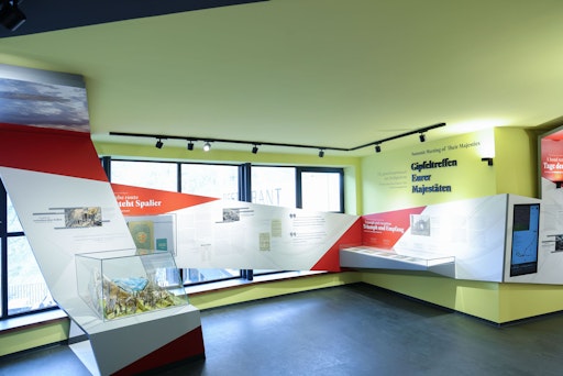Vorschau Bild von Die Reise von Schönbrunn bis zum Großglockner: Neue Ausstellung
„Gipfeltreffen Eurer Majestäten“ zum 170. Jahrestag des
Kaiserbesuchs auf der Kaiser-Franz-Josefs-Höhe