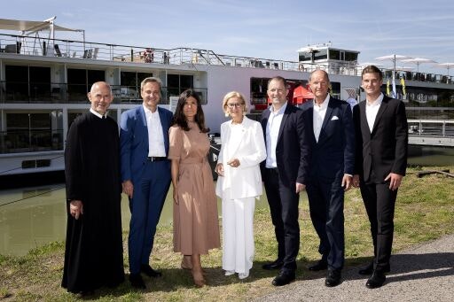 Krems - Pater Maurus Kocher (Stift Göttweig), Harald Seebacher (Viking Cruises), Birgit Brander-Wallner (DonauStationen), Landeshauptfrau Johanna Mikl-Leitner, Bernhard Schröder (Donau Niederösterreich Tourismus), Heinrich und Georg Wallner (DonauStationen) beim Mediengespräch zum Thema "Wirtschaftsmoter Flusskreuzfahrt an der Donau". (Personen: Pater Maurus Kocher (Stift Göttweig), Harald Seebacher (Viking Cruises), Birgit Brander-Wallner (DonauStationen), Landeshauptfrau Johanna Mikl-Leitner, Bernhard Schröder (Donau Niederösterreich Tourismus), Heinrich und Georg Wallner (DonauStationen).; Fotograf: Barbara Elser; Bildrechte: Donau Niederösterreich / Barbara Elser)