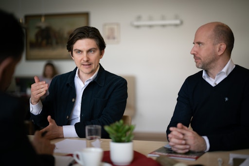 CEO Korbinian Kasinger (links) bei der Präsentation von Charge
with Friends mit Lukas Skarabela (rechts) von Schachinger Logistik
