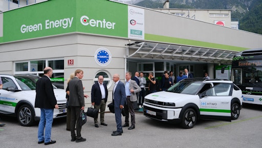 Vorschau Bild von Vertreter von Industrie, Start-ups und Forschungseinrichtungen
beim Jubiläum des Green Energy Center Europe. Die Partnerschaft
wurde gegründet, um langfristige Lern- und Umsetzungsprozesse im
Energiesystem gemeinsam zu tragen.