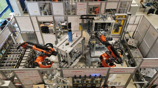 Roboterzelle für den automatisierten Einbau eines Lagers mit
integrierter Vereinzelung und Zuführung von Anbaumaterial sowie
nachgelagertem Schraubprozess der Wellenschraube.