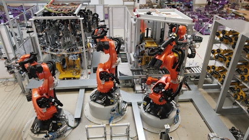Roboterzelle für den automatisierten Einbau eines Lagers mit
integrierter Vereinzelung und Zuführung von Anbaumaterial sowie
nachgelagertem Schraubprozess der Wellenschraube.