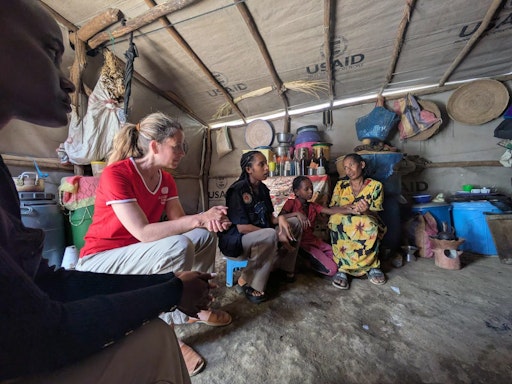 Philippa Belcredi, Leiterin der Programmabteilung von Jugend Eine
Welt, beim Besuch eines Camps für Binnengeflüchtete in der
nordäthiopischen Stadt Adwa.