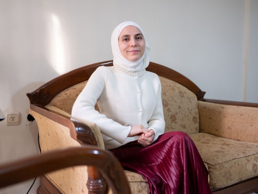 Rima (29) stammt aus Aleppo und lebt seit mehr als zehn Jahren in
der Türkei. Sie hat ihr Architekturstudium abgeschlossen und
engagiert sich heute als Community Activator bei CARE. Rima möchte
Menschen sensibilisieren und unterstützen. Im CARE-Projekt setzt sie
sich deshalb besonders gegen Kinderarbeit und Kinderheirat ein.
