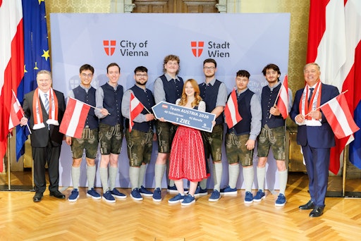 „Go for Gold” heißt es für das Team Wien bei den WorldSkills 2026
(v.l.): Bürgermeister Michael Ludwig, Jonas Baltuska, Felix
Wollmann, Tarik Begeta, Oliver Pape, Valentina Otzelberger, Raphael
Beutel, Jonas Leitner, Abdulkadir Özen, Wirtschaftskammer
Wien-Präsident Walter Ruck