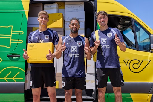 Vorschau Bild von Die Nationalteam-Spieler (v.l.) Florian Wiegele, Phillipp Mwene,
Alessandro Schöpf mit Fanpost aus Österreich