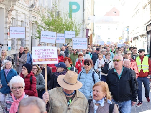 Vorschau Bild von Menschen aus ganz NÖ gehen für eine solidarische
Gesundheitsversorgung und gegen die geplanten Verschlechterungen
durch den "Gesundheitsplan 2040+" auf die Straße.