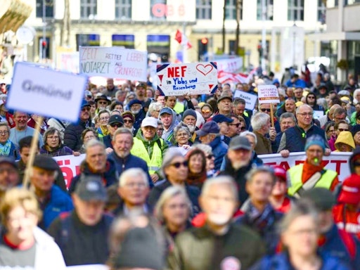 Vorschau Bild von Menschen aus ganz NÖ gehen für eine solidarische
Gesundheitsversorgung und gegen die geplanten Verschlechterungen
durch den "Gesundheitsplan 2040+" auf die Straße.