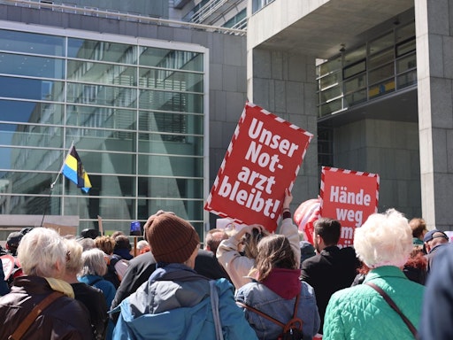 Vorschau Bild von Menschen aus ganz NÖ gehen für eine solidarische
Gesundheitsversorgung und gegen die geplanten Verschlechterungen
durch den "Gesundheitsplan 2040+" auf die Straße.